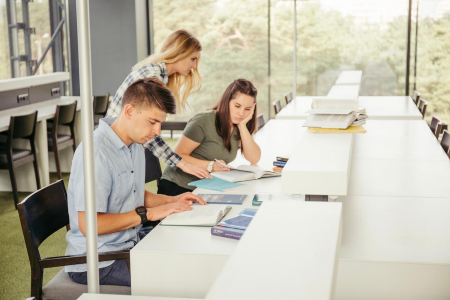 Estudiantes aprendiendo técnicas de gestión financiera en aula moderna